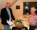 Bild: bsc
Eine große Überraschung für Waltraud Grieswald (rechts) war der Besuch von Bürgermeister Gottfried Härtl an ihrem Ehrentag. Zum 85. Geburtstag wünschte das Gemeindeoberhaupt weiterhin viel Gesundheit und ein langes Leben.