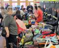 Bild: wlr
An der Auswahl mangelte es nicht. Kleidung in unterschiedlichen Größen, Bücher und Spielsachen gingen beim Flohmarkt der FFW Kinderwehr an neue Besitzer über.