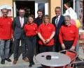 Bild: pfaa
Bürgermeister Franz Stahl (Zweiter von rechts) begrüßte die Familie da Ros als neue Besitzer des Eiscafé Cortina. Kaplan Paul Gebendorfer (Bildmitte) segnete die Geschäftsräume.