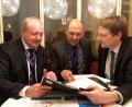 Bild: bgm
Die Marktgemeinderäte Armin Betz (von links) und Harald Gollwitzer besprachen mit Bauminister Hans Reichhart im Münchener Maximilianeum Fördermöglichkeiten für die Stärkung des Flosser Ortskerns.