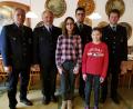 Bild: gi
Zwei neue Jugendliche, Lena Weiß und Maria Meier (von links), konnten per Handschlag durch die Vorsitzenden Rudolf Mitlmeier und Fritz Steinhilber sowie durch die Kommandanten Bernhard Hartinger und Markus Reitinger in die Feuerwehr Etzgersrieth aufgenommen werden.