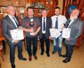 Bild: hai
Sie gehören zu den besten Schützen der Soldatenkameradschaft: Schießwart Manfred Kauper, Matthias Pirner (von links), Bernhard Kopp und Michael Ackermann (Schützenkönig, von rechts). Zu Vereinsmeistertiteln und tollen Schießergebnissen gratuliert zweiter Vorsitzender Harald Kohl (Mitte).