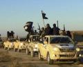 Bild: Uncredited/Militant website/AP/dpa
Das undatierte Foto, das von einer militanten Website über die Nachrichtenagentur AP zur Verfügung gestellt wurde, zeigt einen Fahrzeugkonvoi mit Mitgliedern der Terrormiliz Islamischer Staat (IS), auf dem Weg von Al-Rakka (Syrien) in den Irak.