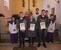 Bild: gi
Jonas Rom, Eva Völkl und Alexander Pösl (von links) wurden aus dem Ministrantendienst in der Filialkirche St. Johannes Tröbes von Pfarrer Josef Most verabschiedet.