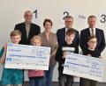 Bild: Andreas Royer
Die Klassensprecher freuen sich über die Schecks für den Wasserspender, was (von links) Stadtwerkeleiter Roland Kraus, Schulleiterin Gisela Lehnerer, Bürgermeister Michael Göth und Raiffeisen-Vorstandsmitglied Martin Sachsenhauser möglich machten.