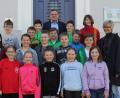 Bild: frd
Nach der Fragestunde machen die Kinder und Klassenleiterin Friederike Bösl (rechts) noch ein Gruppenbild mit Bürgermeister Norbert Eckl.
