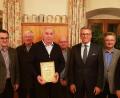 Bild: jss
Für 40 Jahre aktive Mitgliedschaft beim Tirschenreuther Männergesangsverein wurde Herbert Legat (Fünfter von links) geehrt. Es gratulierten Vorsitzender Rudolf Schmidt (Zweiter von links), Chorleiter Horst Schultes (Vierter von links), der gesamte Vorstand und Bürgermeister Franz Stahl (Dritter von rechts).