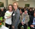 Bild: Hirsch
Im Beisein der Ehrengäste überreichte Pflegedienstleiterin Monika Kagerer (rechts) der Geschäftsführerin der Pallicura GmbH, Juliane Schießl-Götz (links), einen Gutschein.