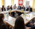 Bild: Wolfgang Steinbacher
Bundestagsabgeordneter Alois Karl (CSU) hat sich die Zeit genommen, damit ihm der Pflege-Nachwuchs des Caritasverbands Amberg-Sulzbach über die Lage im Beruf aufklären kann.
