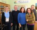 Bild: bsc
Joachim und Gabriele Preuschl aus Wiesloch (Zweiter und Dritte von links) verbrachten dieser Tage ihren 40. Urlaub in der Steinwaldregion. Tourist-Info-Leiterin Melanie Höfer (links) und die Quartiergeber Oskar und Zita Schuster (von rechts) dankten den Gästen für die besondere Treue und überreichten Geschenke und Urkunden.