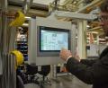 Bild: lue
Der Abteilungsleiter für Oberflächentechnik Frank Pecher zeigt, wie die neue intelligente Steuerung der Lackiereiei bei Siemens Healthineers funktioniert. Über einen Touchscreen erkennt er schnell, den aktuellen Stand in der Produktion.