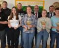 Bild: jr
Die Siegerehrung der Marktmeisterschaft fand im Vereinsheim der Ringelstein-Schützen statt. Im Bild (von links) Daniel Ott, Johannes Helm, Jule Wallerer, Tino Ulrich, Ramona Ulrich, Bürgermeister Klaus Meyer, Sophia Smola, Sportleiter Stefan Zant und Lucas Scharnagl.