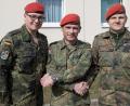 Bild: ahb
Für Oberstleutnant Alexander Kolb (Mitte) und Major Sebastian Mey (links) geht ein gemeinsames dreijähriges Wirken für den Verband/die Kompanie zu Ende. Hauptmann Björn Kloß (rechts) ist nun neuer Chef der 2. Kompanie.