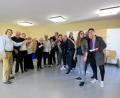 Bild: ubb
Die Workshopteilnehmer sowie die MTT-Vorsitzenden Florian Winklmüller (li.) und Manfred Grüssner (4 v. re.) zeigen dem Referenten Winfried Steinl (2 v. li.) ihre Begeisteriung über den tollen Workshops mit theatralischer Mimik und Gestik.