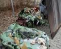 Bild: Landratsamt Wunsiedel
Völlig klein geschmolzen hat der Brand die grünen Müllcontainer, die im Keller der Schule gelagert waren.