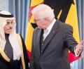 Bild: Kay Nietfeld/dpa
Bundespräsident Frank-Walter Steinmeier (rechts) empfing am Mittwoch Prinz Faisal bin Furhan A. F. Al Furhan Al Saud, den neuen Botschafter von Saudi Arabien in Deutschland. Am selben Tag verhandelte die Koalition über Rüstungsexporte nach Saudi-Arabien.