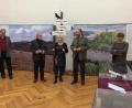 Bild: exb
Ausstellungseröffnung in PIlsen. „Slawen in Ostbayern und Westböhmen“, mit dieser Hauptausstellung des ArchaeoCentrums Bayern-Böhmen im Westböhmischen Museums in Pilsen werden hervorragende frühmittelalterliche Funde des gemeinsamen Kulturraums erstmalig öffentlich präsentiert. Bei der Eröffnung stellten die Redner die Bedeutung dieser Ausstellung heraus. Im Bild von links Mgr. Milan Metlička vom Westböhmischen Museum Pilsen, PhDr. František Frýda, Direktor des Westböhmischen Museums Pilsen, Dolmetscherin Ilona Buchtova, Stefan Wolters vom ArchaeoCentrum Bayern-Böhmen und PD Dr. Hans Losert, Universität Bamberg.