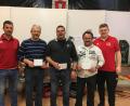 Bild: dfr
Spielleiter Marco Streit (rechts) und Gerhard Lindner (von links), der Vorsitzende des Sportclubs, gratulierten den drei Besten des Preisschafkopfes: Peter Windisch (Zweiter), Manfred Schecklmann (Sieger) und Markus Reifenberger (Dritter).