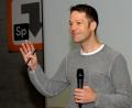Bild: Stephan Huber
Bei so vielen Titeln wirkt der Name fast schon sperrig: Professor Doktor Doktor Fabian Theis in der Aula des GMG.
