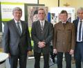 Bild: pfaa
Den Forstdirektor Dirk Lüder (Zweiter von links) begrüßen Leitender Landwirtschaftsdirektor Wolfgang Wenisch, Ministerialrat Gunther Ohrner und Landrat Wolfgang Lippert (von links) in seinem neuen Amt.