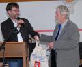Bild: ow
Keine kalten Füße soll der Bürgermeister Wolfgang Haberberger (links) bekommen. Deshalb übereichte ihm der Vertreter der Stadt bei der Städtefreundschaft „Neustadt in Europa“. Hans Jürgen Ritter ein Paar selbstgestrickte warme Socken.