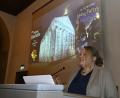 Bild: Hartl
Ein Indiz dafür, dass Kinder- und Jugendliteratur immer etwas mit Wertevermittlung zu tun hat: Prof. Dr. Maren Conrad (Referentin) verweist darauf, dass „Harry Potter“ von Joanne K. Rowling bei der Documenta 14 im „Parthenon der verbotenen Bücher“ (im Hintergrund) gleich neben Salaman Rushdies „Die satanischen Verse“ hing.