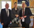 Bild: Bühner
Professorin Julia Berstein zusammen mit Oberbürgermeister Kurt Seggewiß (rechts) und dem Vorsitzenden der Jüdischen Gemeinde Weiden Leonid Shaulov.