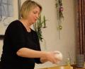 Bild: wlr
Mit viel Gefühl zeigt Sabine Stengel das Wenden der kleinen Käselaibe in den Formen.