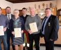 Bild: bö
Bei der Jahresversammlung wurden langjährige Mitglieder geehrt (vorne, von links): Helmut Braun, Bürgermeister Florian Junkes, Doris Koller-Dockter, Benjamin Wood von der Ersthelfergruppe Hirschwald, Johann Viehauser und Vorsitzender Richard Jobst.