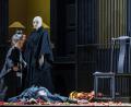 Bild: Ludwig Olah
Hinter Puccinis packender Musik und seinem schmelzenden Orchesterklang verbirgt sich nicht nur ein pittoreskes Japanbild aus fernen Zeiten, sondern ein Konflikt, der so lange aktuell bleiben wird, bis eine Cio-Cio-San mehr als nur die Wahl zwischen Prostitution oder Selbstmord hat. Im Bild (von links): Jana Beck (Das Kind), Almerija Delic (Suzuki) und liegend: Barno lsmatullaeva (Cio-Cio-San).