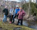 Bild: bsc
Rund um Friedenfels pflanzte Ruhestandspfarrer Siegfried Wölfel (rechts) dieser Tage viele Palmkätzchen-Stecklinge. Seinen Helfern (von links) Siegfried Steinkohl, Lisa Rauh und Hans Lenk dankte er herzlich.