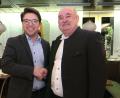 Bild: Hirsch
SPD-Kreisvorsitzender Peter Wein (links) gratulierte Wolfgang Bösl (rechts) zur Wiederwahl.