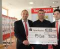 Bild: frd
Gebietsdirektor Wunibald Zwack (links) und Kundenbetreuer Christian Meyer (rechts) gratulieren Reiner Hanauer zu seinem Gewinne über 10 000 Euro.
