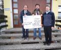 Bild: bjp
Bürgermeister Werner Walberer (links) und Schatzmeister Andreas Reindl übergeben 5000 Euro an Pfarrer André Fischer.