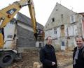 Bild: Wolfgang Steinbacher
Der Anbau ist abgerissen, an seiner Stelle entsteht ein Neubau, der das künftige Pfarrhaus (rotes Gebäude) barrierefrei machen wird. Von links: Pfarrer Thomas Helm, Architekt Georg Zunner.
