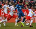Bild: Armin Weigel/dpa
Der Mann haut sich immer voll rein: Oliver Hein (rechts) stand Ende Februar in der Startelf gegen den großen HSV. Die Regensburger siegten mit 2:1 und Hein räumte auf seiner Seite vieles ab.