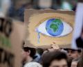 Bild: Christoph Soeder/dpa
Ein weinendes Auge mit der Erde als Iris bei einer Kundgebung "Fridays for Future".