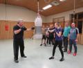 Bild: ubb
Anschaulich erläutert Willi Dietz, hier mit Assistentin Verena Konz, die erforderliche Technik beim Boxen.