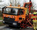 Bild: gf
Da hatte der Lkw-Fahrer wohl vergessen, seinen Kran einzufahren, und rammte die Eisenbahnbrücke: Das rote Gestänge, die Bergungsplattform, diente zur sicheren Rettung des Fahrers durch die Feuerwehr Rosenberg.