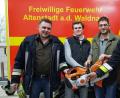 Bild: adj
Kommandant Gottfried Amschl (rechts) und Stellvertreter Markus Lindner (links) freuen sich über die Unterstützung von Helmut Weiß (Zweiter von rechts).