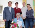 Bild: njn
Ihren 95. Geburtstag feiert Franziska Nagerl. Auf dem Bild Bürgermeister Hans Donko (links) und Pflegedienstleiterin Manuela Hirschmann (zweite von links) mit dem Pflegeteam des Caritas-Altenheims.