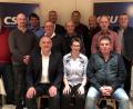 Bild: exb
Die Führungsmannschaft der Königsteiner CSU (hintere Reihe, von links) Markus Ertl, Landtagsabgeordneter Harald Schwartz, Thomas Kogelbauer, Peter Pesold-Geisler, Bürgermeister Hans Koch, (mittlere Reihe, von links) Erwin Graf, Stefan Vogl, Richard Pesold, Erwin Blendinger, Horst Linn jun., (vorne, von links) Klaus Hafner, Andrea Spieß und der neue Vorsitzende Roland Sollner.