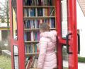 Bild: lep
Nach der Ausmusterung aus dem Telefondienst hat die Telefonzelle in Kirchenthumbach neben einem neuen Anstrich eine neue Aufgabe bekommen. Jung und Alt können sich dort kostenlos an Büchern bedienen und anbieten. "Das Interesse der Bevölkerung ist groß", sagt Jan Wiltsch.