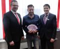 Bild: exb
Thomas Müllner (links) und Michael Striegl (rechts) gratulieren Andreas Weiß zu 10.000 Euro.