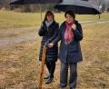 Bild: fjo
landtagsabgeordnete Annette Karl und Bürgermeisterin Margit Kirzinger stehen in Reichenau auf einer Wiese. Dort hatte der Vorarbeiter der Firma Baumer eine Stelle markiert, von der aus Telefonieren mit dem Handy einigermaßen möglich ist.