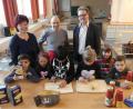 Bild: rn
Zwiebeln schneiden: Auch das gehört zu den Vorbereitungen für die "Lasagne al forno", die Cosimo Santoro (Mitte) mit einigen Schülern im Demokratie-Projekt "Ich esse! Du isst! - Wir essen!" kocht. Auch Wolfgang Bodensteiner (rechts), der Rektor der Markus-Gottwalt-Schule, und Angelika Trummer (links), gfi-Mitarbeiterin an der Offenen Ganztagsschule, lassen sich später das Gericht schmecken.