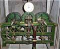 Bild: exb
Bernd Bauer vom OWV hat das alte Gangwerk der Kirchturmuhr aus dem Jahr 1923 schon mal von Dreck und Spinnweben befreit. Er hätte es gerne frisch renoviert und funktionsfähig an einem passenden Standort für die Öffentlichkeit sichtbar platziert.