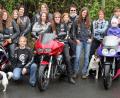 Bild: lst
Von wegen Biken ist reine Männersache – die Mitglieder der „Wild Roses“ sind auf ihren heißen Öfen sowie mit Kind und Kegel unterwegs.