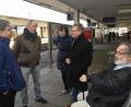 Bild: Petra Hartl
Die Amberger Grünen schauen sich mit ihrem Bundestagsabgeordneten Stefan Schmidt (links) den Bahnhof an. Helmut Wilhelm (rechts) fordert erneut den Durchbruch der vorhandenen Passage unter dem Bahnhof hindurch hinüber zu den Bahnsteigen.