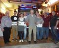 Bild: njn
Vorsitzender Willi Kraus (links) und zweiter Vorsitzender Franz Wenning (rechts) mit den Gewinnern des Preisschafkopfs der Feuerwehr (von links) Nico Haberkorn, Pfaben, Carina Janner, Johannes Murr, Franz Bauer jun., Alfons Trißl und Alfons Janner.
